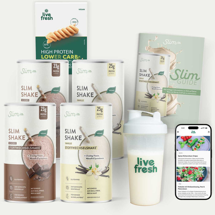 Mehrere vegane LiveFresh Slim Shake Dosen mit Schoko und Vanille Geschmack sowie Shaker, Slim Guide und Smartphone mit Rezepten. Produkte für Abnehmen und Mahlzeitenersatz mit bis zu 25 g Protein pro Portion.