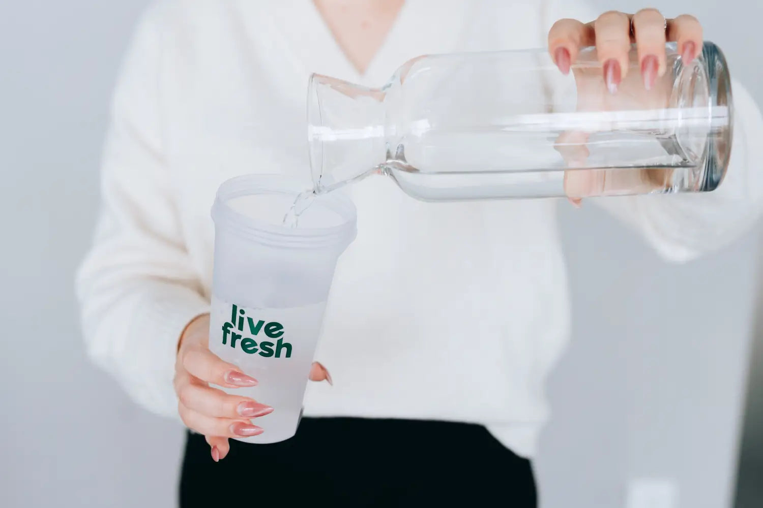 Wasser wird in einen LiveFresh Shaker gegossen als erster Schritt zur Zubereitung von Slim by LiveFresh.