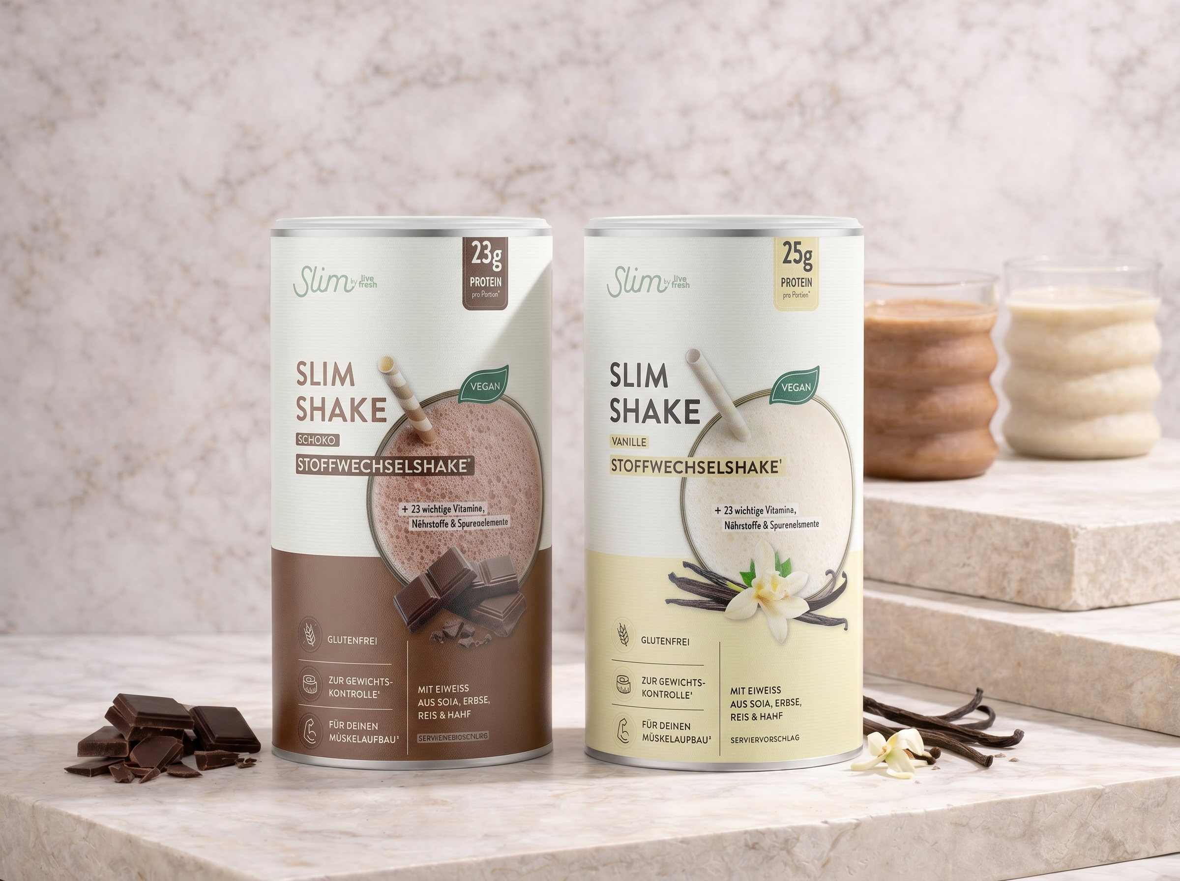 Zwei Dosen LiveFresh Slim Shake in den Sorten Schoko mit 23 g Protein und Vanille mit 24 g Protein pro Portion jeweils mit Vegan Label. Die Produkte stehen auf Naturstein neben passenden Zutaten wie Schokolade und Vanilleschoten sowie zwei Gläsern Shake und zeigen Angaben zu glutenfrei und pflanzlichem Eiweiß aus Soja Erbse Reis und Hanf.
